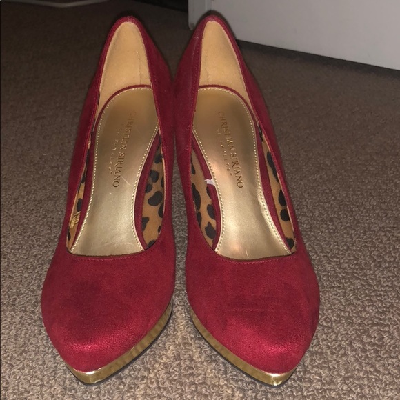 Red heels with gold detail - Picture 4 of 4